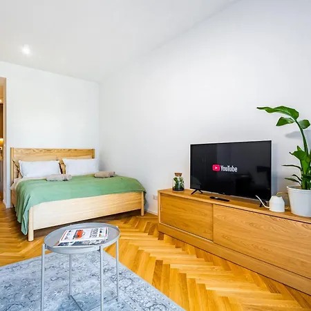 Modern With Skyline View Apartment *